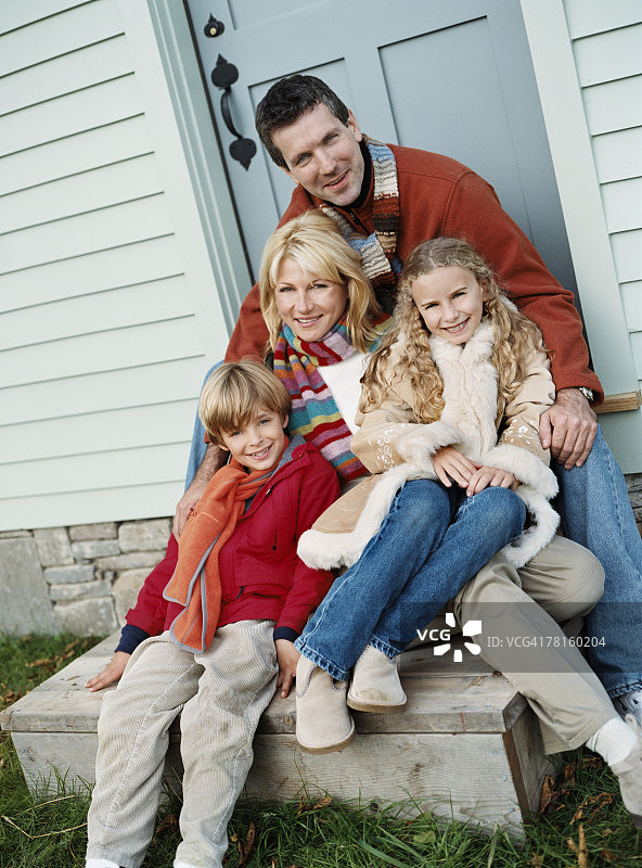 全家在门廊上合影图片素材