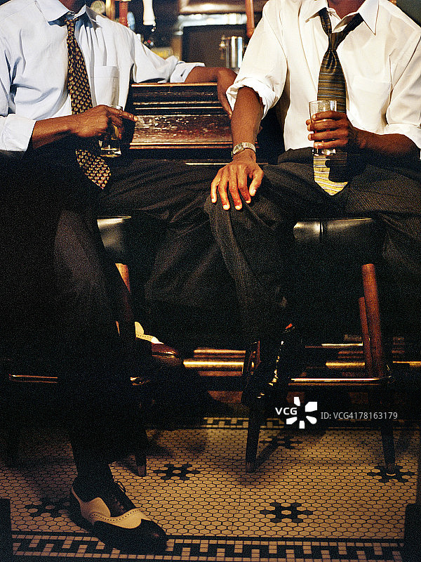 下班后在酒吧放松的商人图片素材