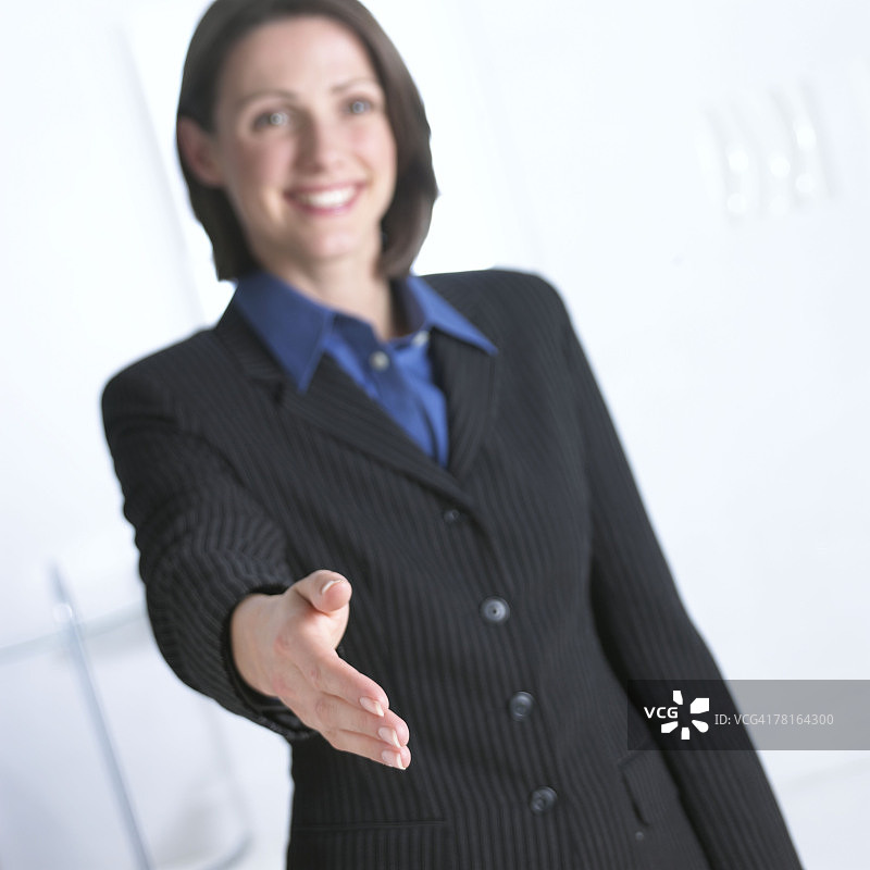 女商人伸出手握手图片素材