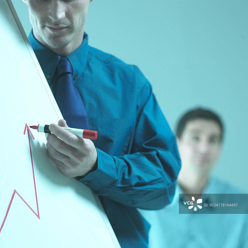 手持图表的商人图片素材