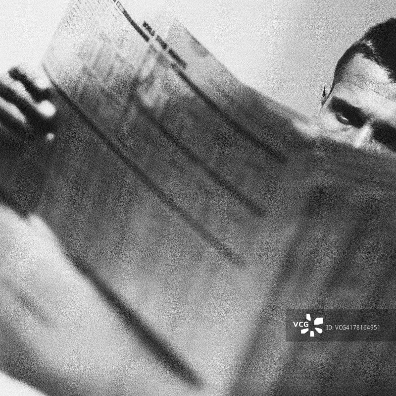 男人读报纸图片素材