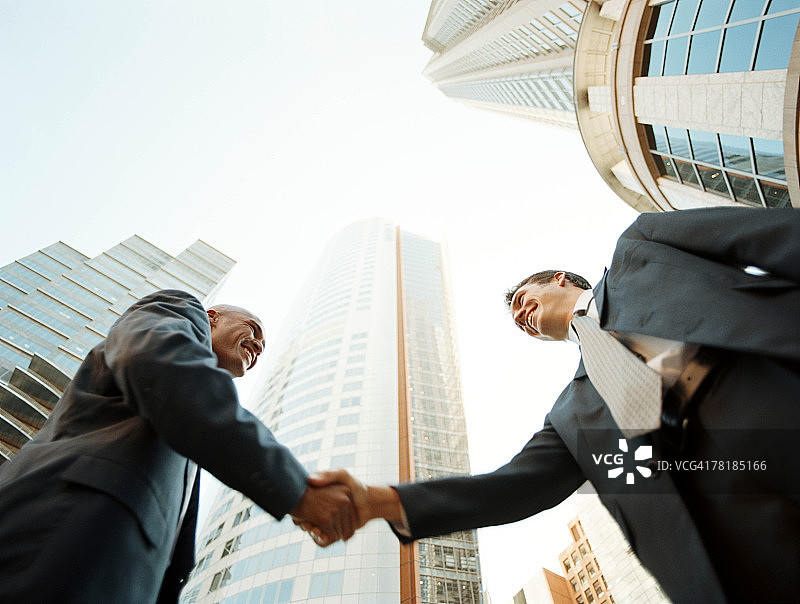 同事们在高楼前握手图片素材
