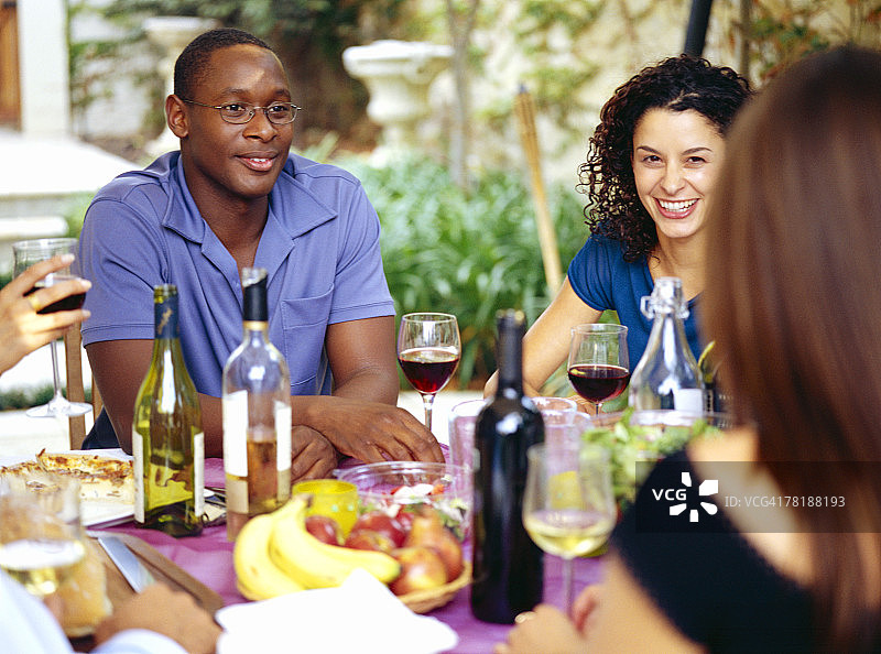 在晚宴上的男人和女人图片素材