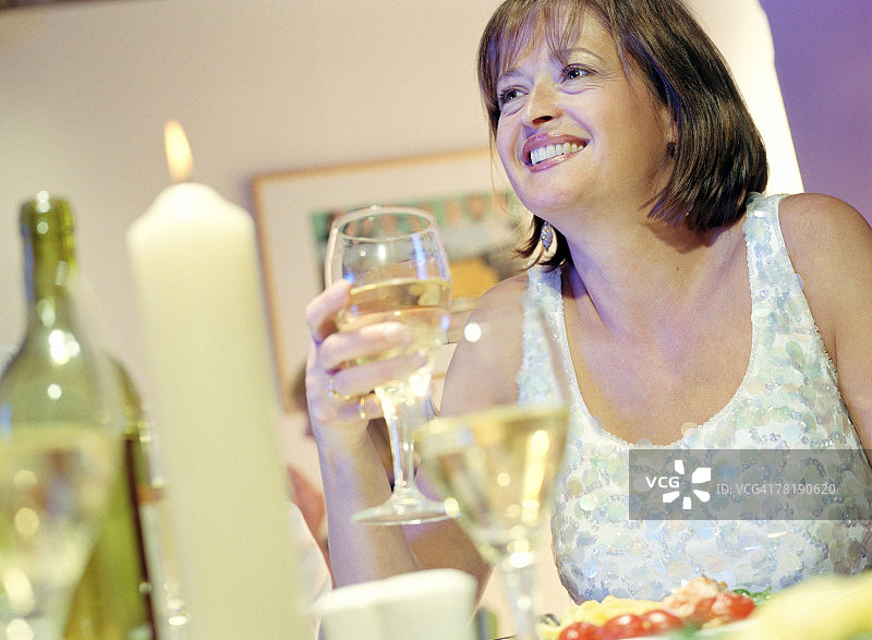 在餐厅用餐的女人图片素材