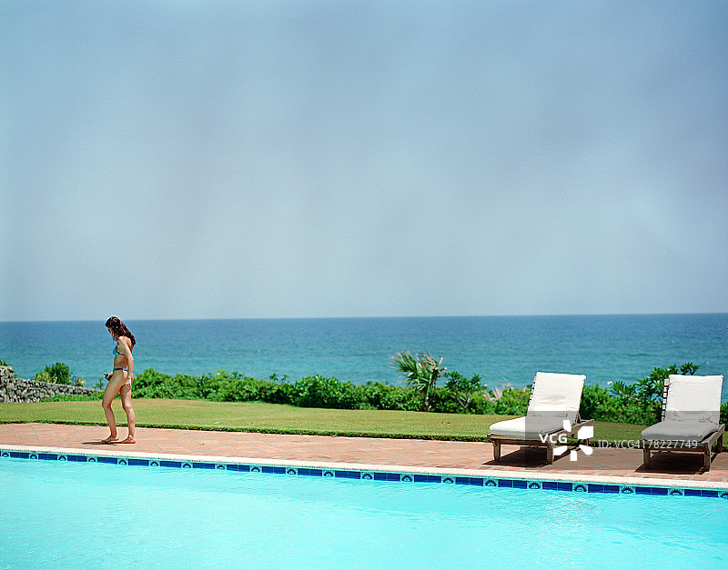 女士在泳池边行走场景图片素材