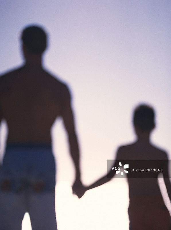 父子手牵手图片素材