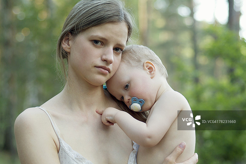 年轻母亲与婴儿的肖像图片素材