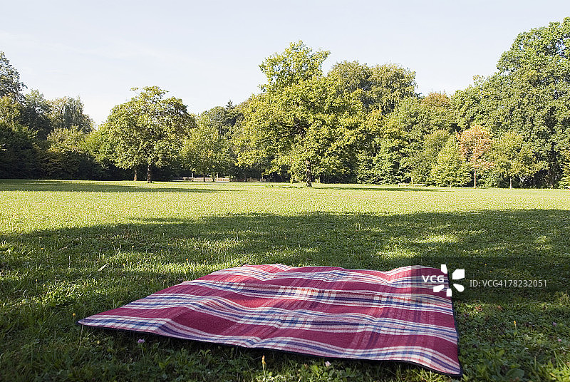 公园草地上毯子的静物图片素材