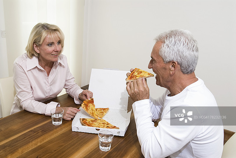 中年夫妇分享披萨图片素材