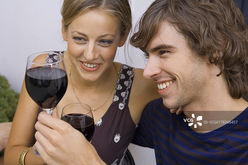 情侣举杯庆祝图片素材