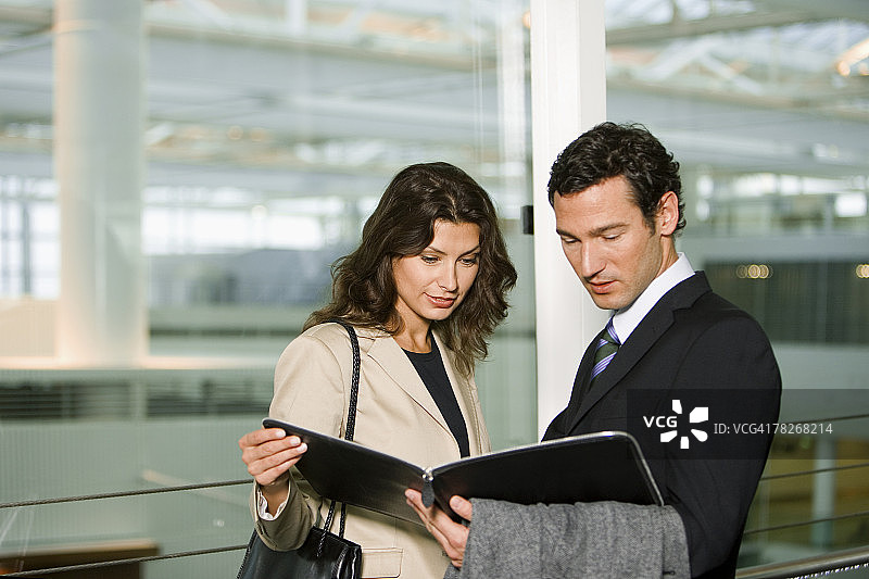 两位商务人士正在看文件图片素材