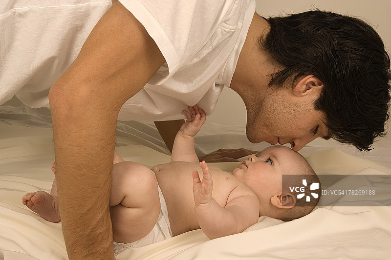 父亲和孩子在一起图片素材