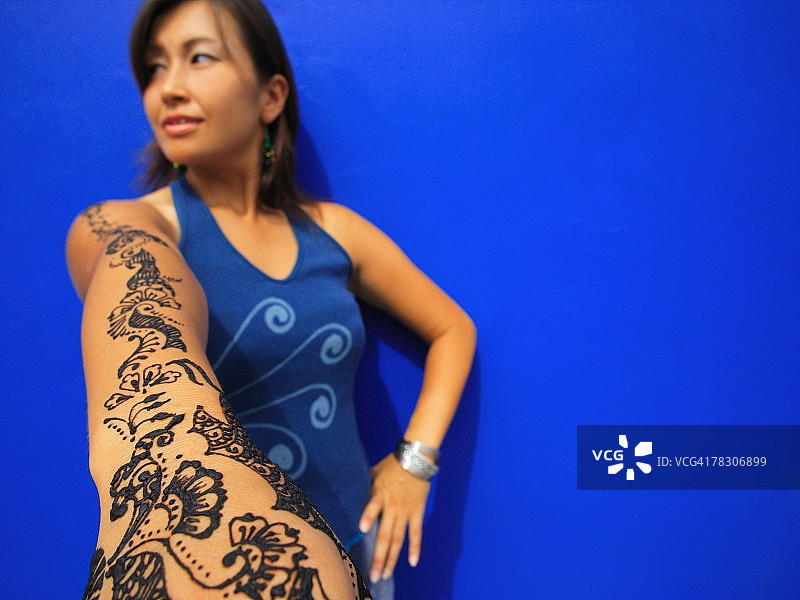 中年女人站立展示手中的海娜纹身图片素材