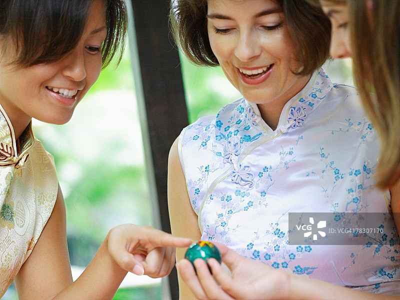 少女与女性观看阴阳球微笑特写图片素材
