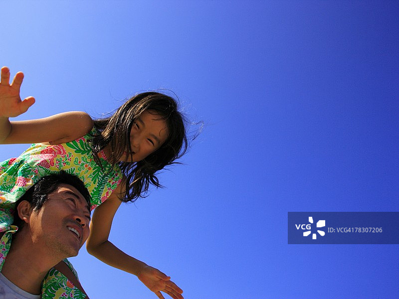 中年男人扛着女儿开怀大笑图片素材