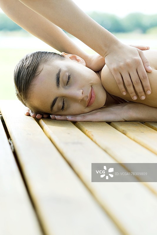女子接受背部按摩图片素材