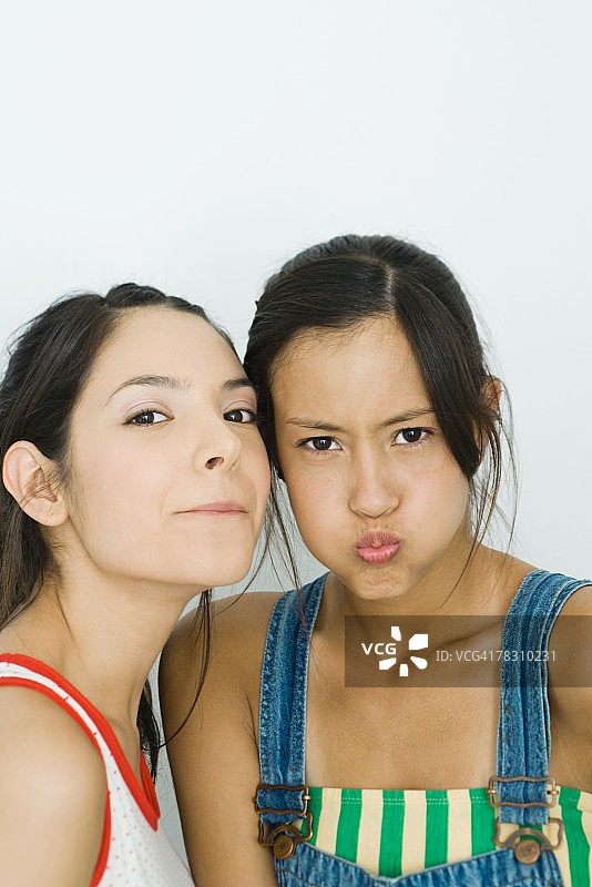 两个年轻的朋友对着镜头做鬼脸图片素材