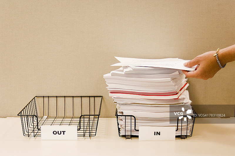 将文件放入收件箱图片素材