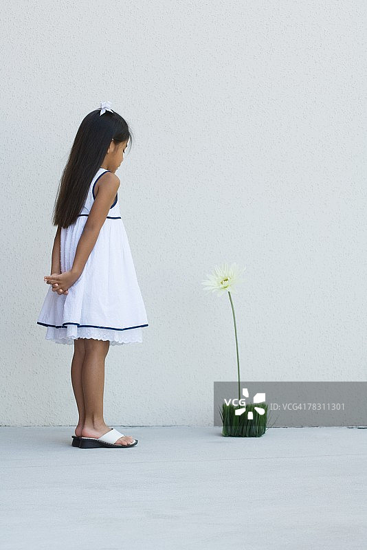 看高个鲜花的女孩（全身照）图片素材
