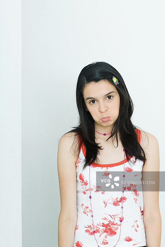 撅着嘴，看着镜头的少女肖像图片素材