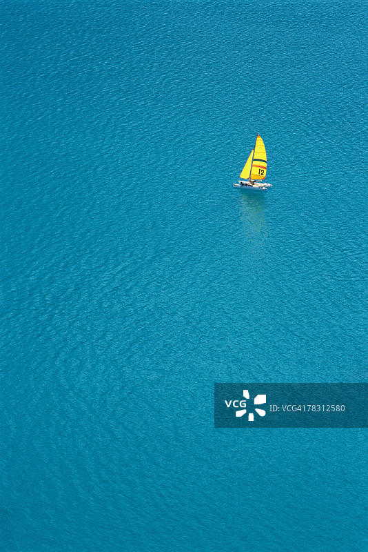 蓝色大海中的三体帆船航行航拍图片素材