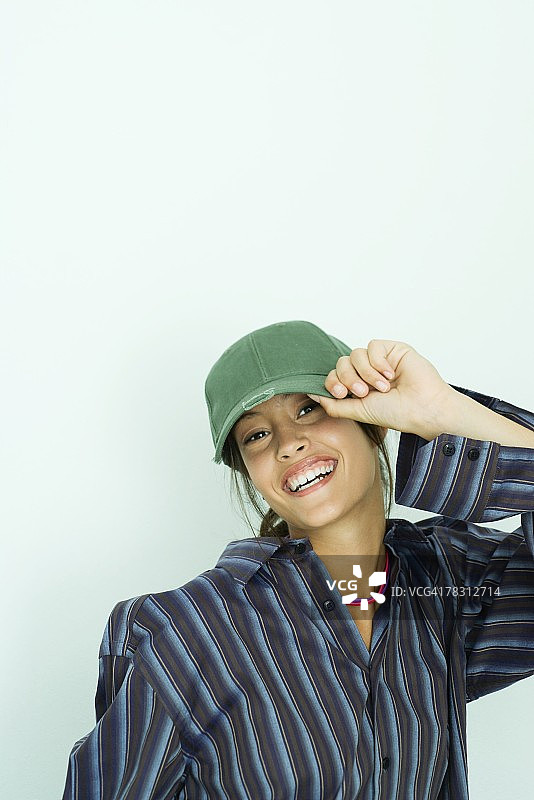 戴帽微笑的少女图片素材