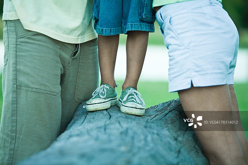 男孩站在父母中间（局部裁剪图）图片素材