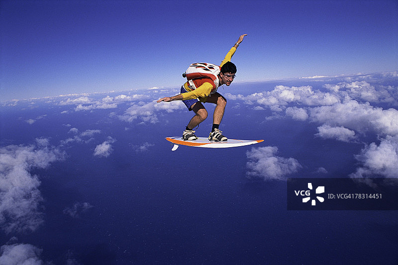 玩空中冲浪的男人图片素材