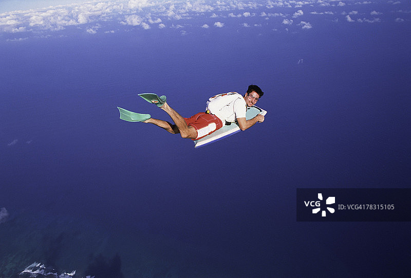 跳伞员空中持浮板穿脚蹼图片素材