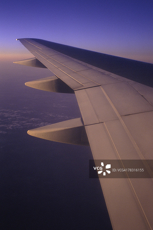 飞行中的飞机机翼图片素材