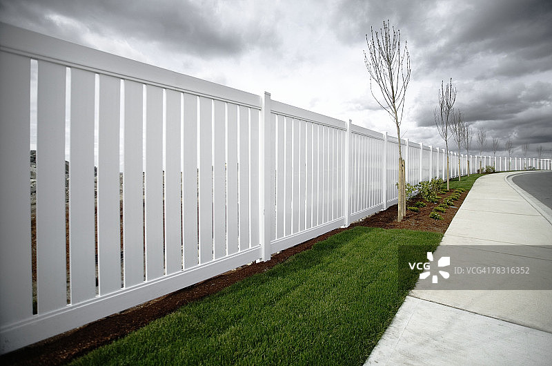 白色尖桩篱栅图片素材
