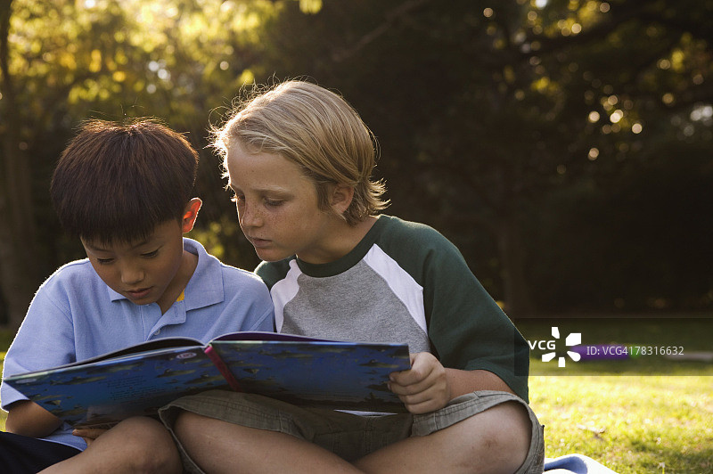 两个男孩在看书图片素材