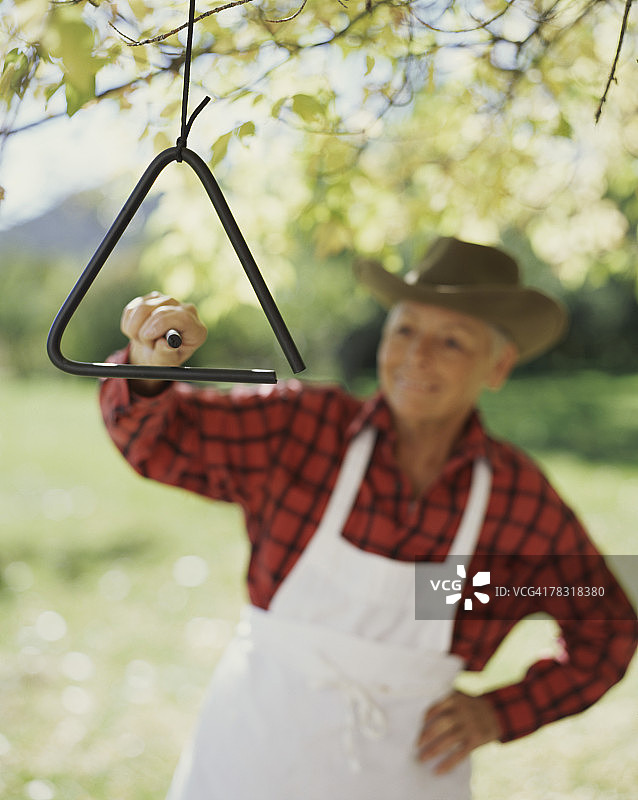 女人摇铃准备开饭图片素材