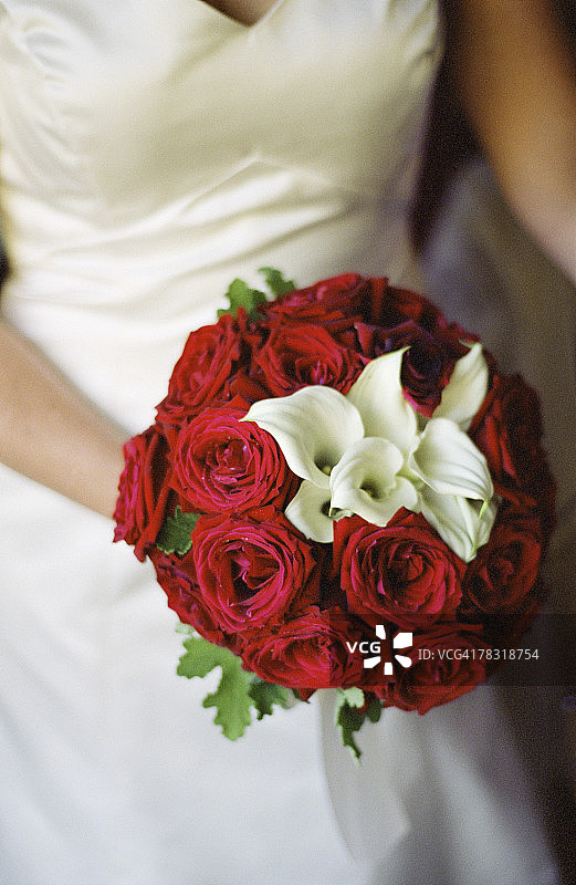 新娘手捧玫瑰花束图片素材