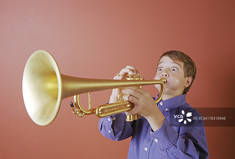 男孩在吹小号图片素材