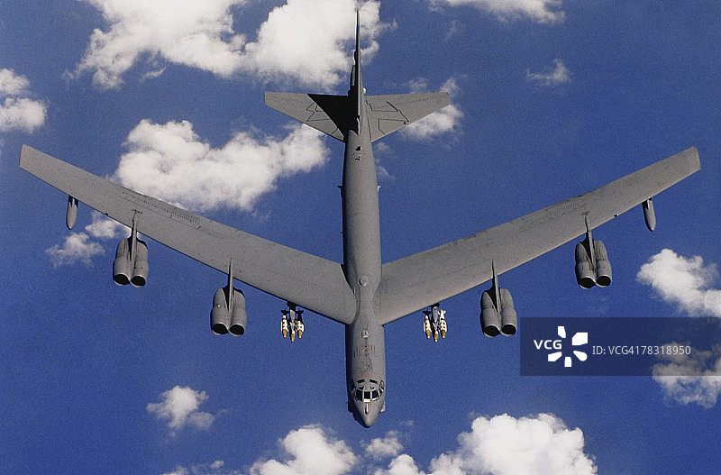 飞行中的军用轰炸机图片素材