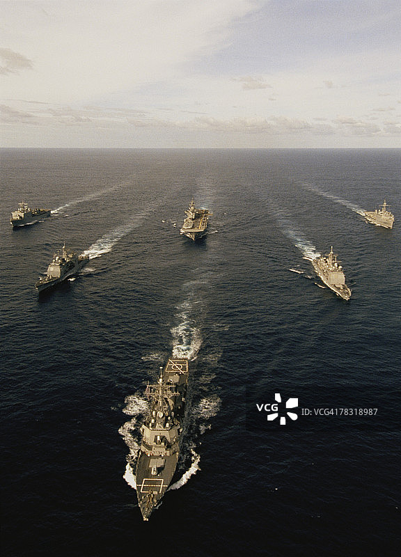 海洋中的军舰图片素材