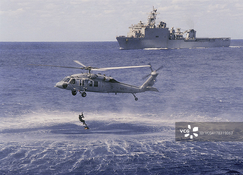 MH-60S海鹰直升机救援游泳者图片素材