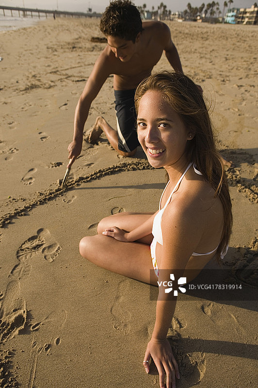 海滩上的青少年情侣图片素材