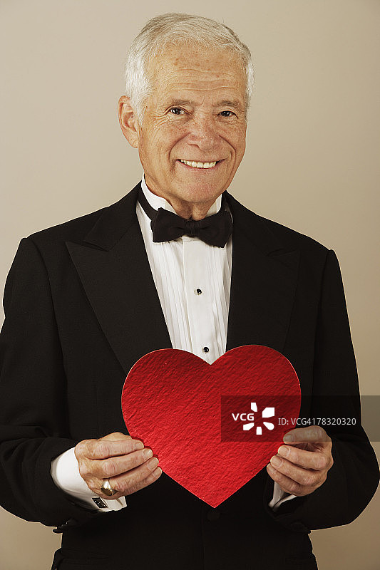 男子赠送情人节礼物图片素材