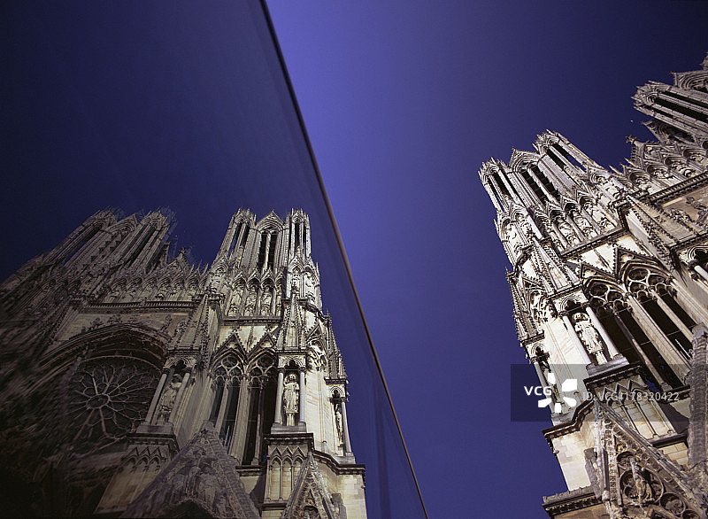 巴黎圣母院及其在巴黎的倒影，法国图片素材