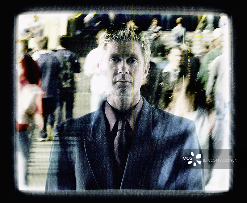 人群中无精打采的男人图片素材