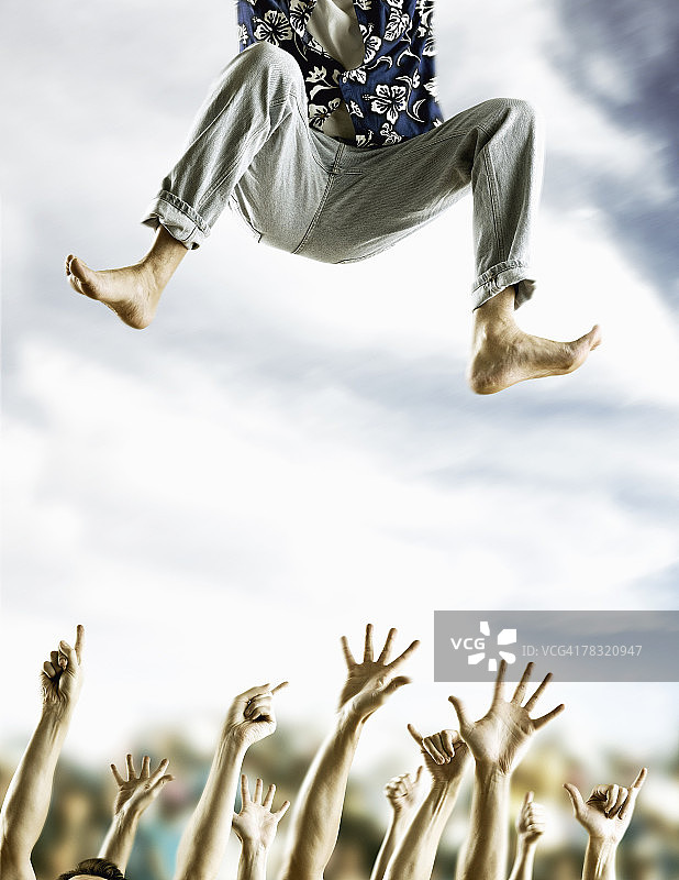 跌入人群的人图片素材