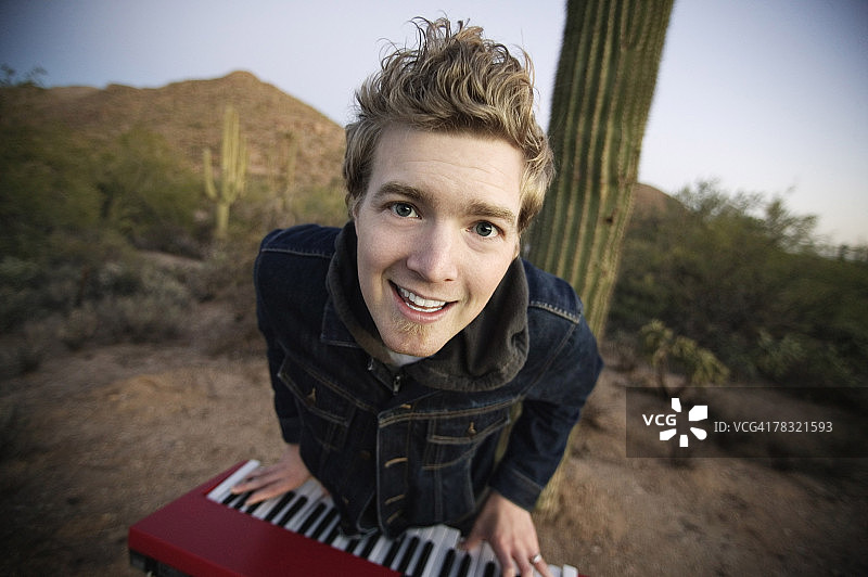 男人弹键盘图片素材