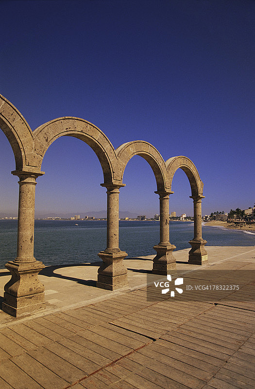 墨西哥巴亚尔塔港拱门图片素材