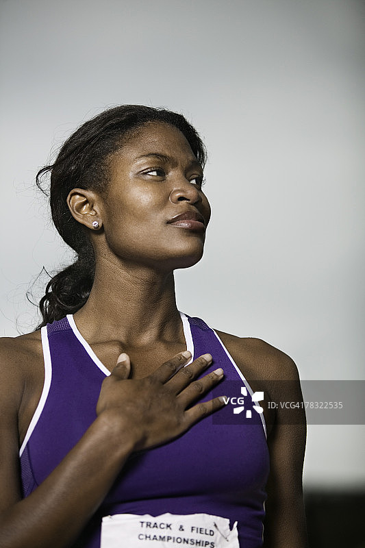 手按胸口的跑步女人图片素材