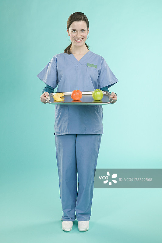 护士拿着水果盘图片素材