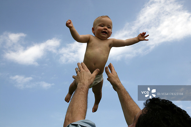 父亲和宝宝玩耍图片素材