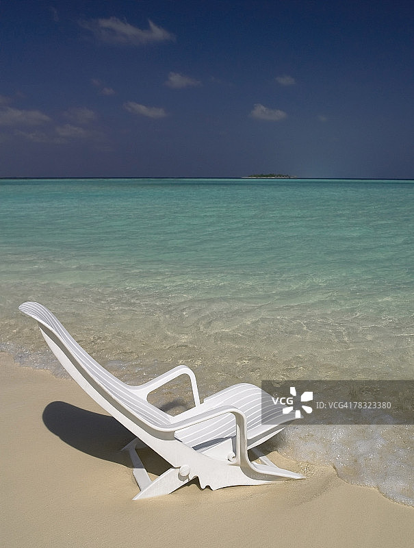 沙滩上的躺椅图片素材