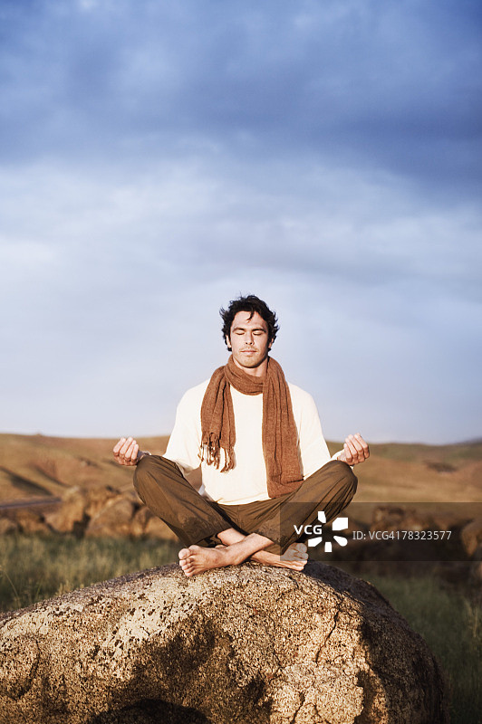 男人在户外冥想图片素材